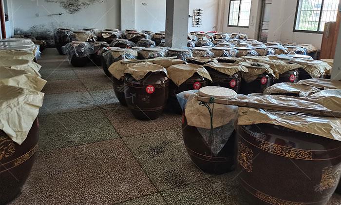 他引起白酒釀造設備，返鄉(xiāng)當起釀酒師，致富路上酒香四溢 5