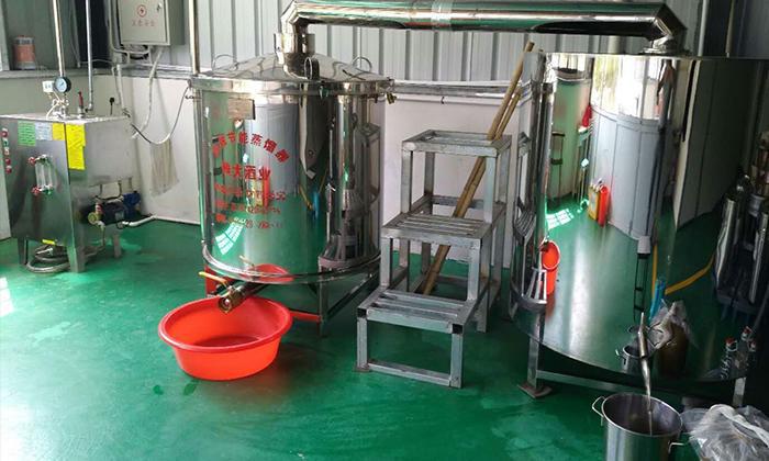 白酒釀造設(shè)備釀的白酒度數(shù)越高越辣?酒辣是什么原因引起的？