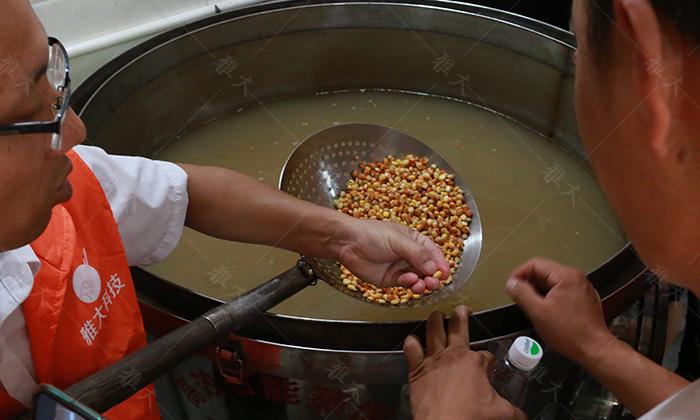 制酒設(shè)備蒸好的玉米糖化24小時(shí)，為什么還有點(diǎn)發(fā)干 酒液少 (3)