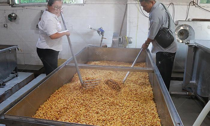 制酒設(shè)備蒸好的玉米糖化24小時，為什么還有點發(fā)干 酒液少 (5)