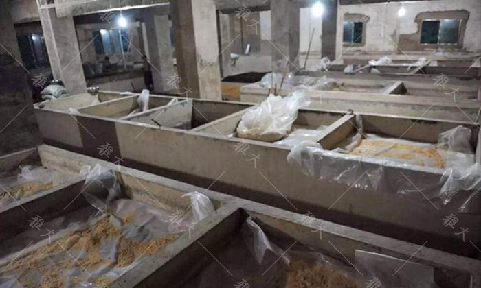 用白酒蒸餾設(shè)備釀小曲固態(tài)酒，發(fā)酵容器對(duì)白酒風(fēng)味有什么影響？6