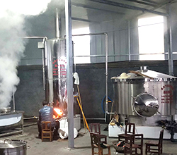 引進(jìn)大型釀酒設(shè)備做甜桿酒，以酒帶產(chǎn)，強(qiáng)村富民促振興