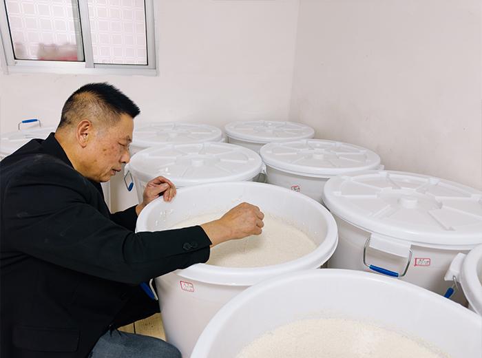 釀酒過程中，技術老師全程指導