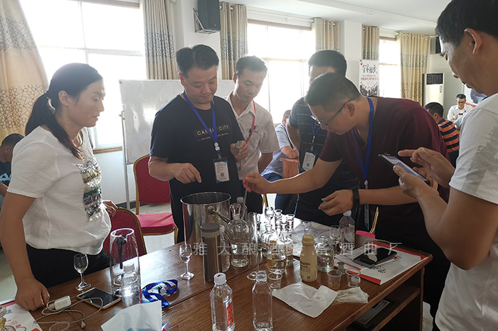 白酒勾調(diào)：化平凡為非凡的“釀酒魔法” 4